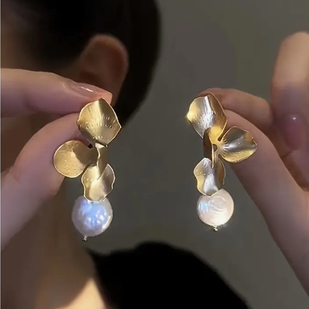 Stunning gold Petal pearl earrings - Picture 3 of 3